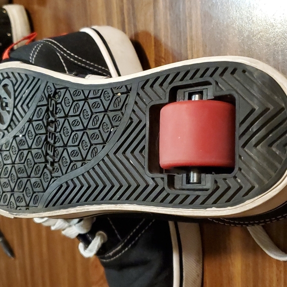 Heelys. Size 5 youth - Picture 2 of 3